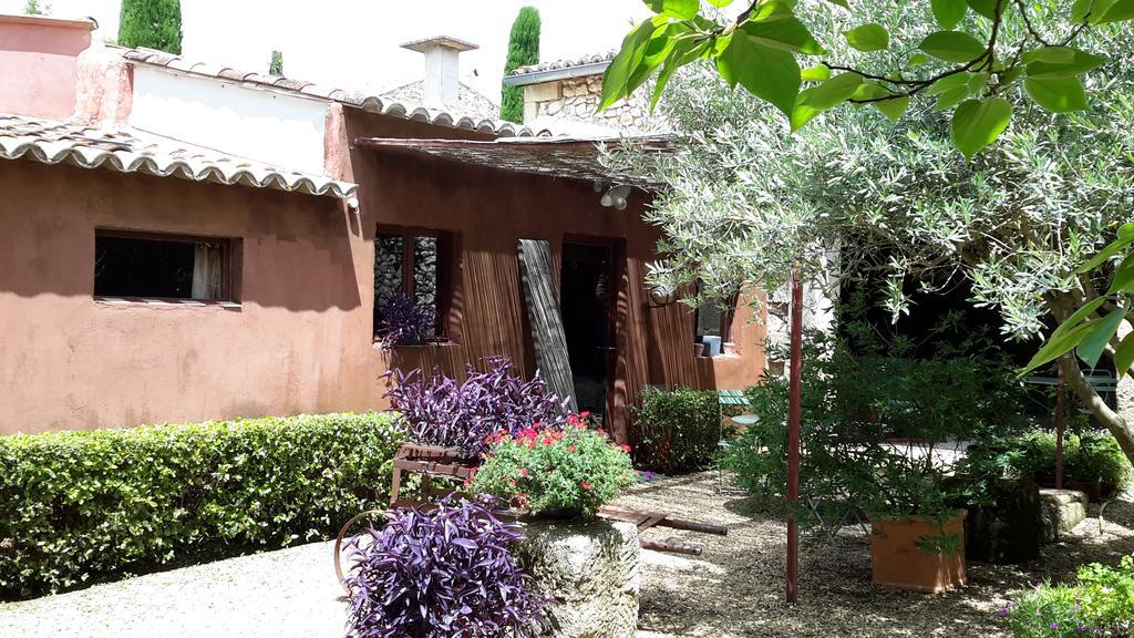 La Mazade de Saint Mamert Exterior foto