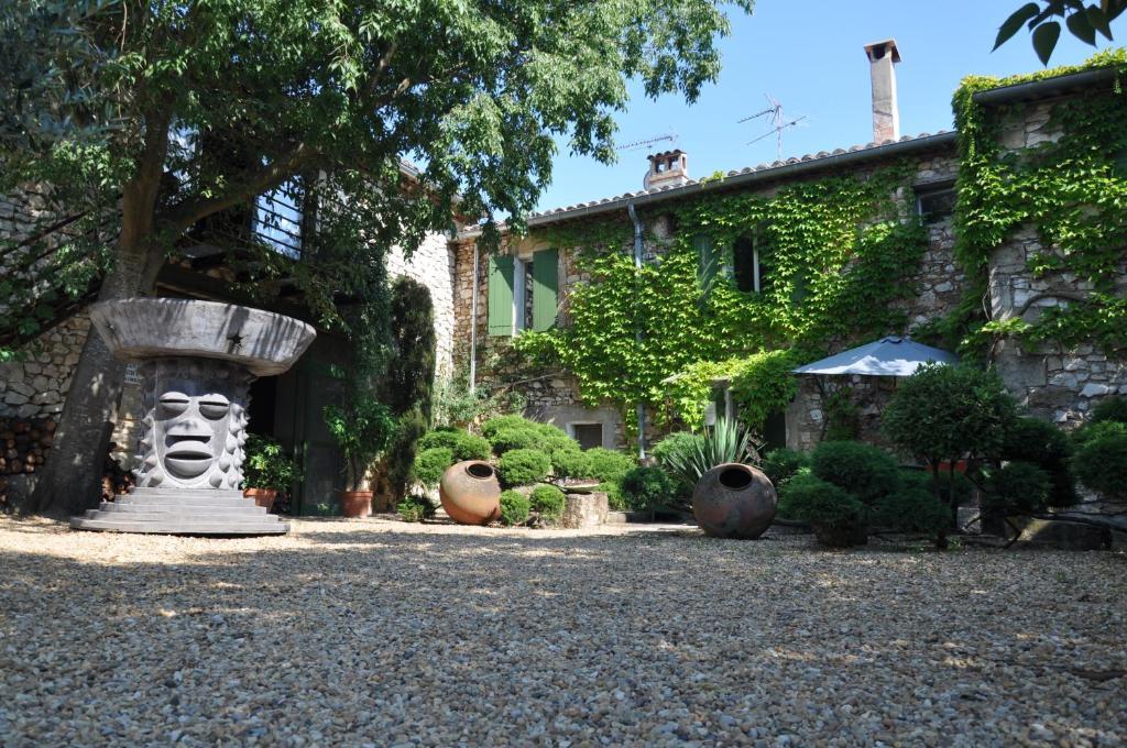 La Mazade de Saint Mamert Exterior foto